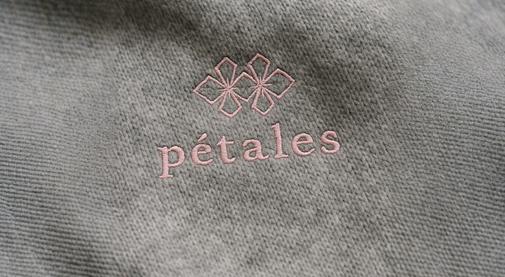 pétales embroidery on cashmere textile